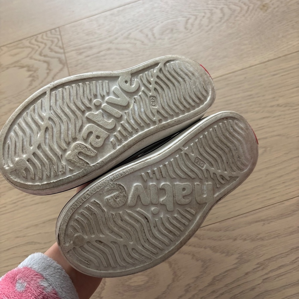Girls Hello Kitty Native shoes size 12 - Picture 2 of 3